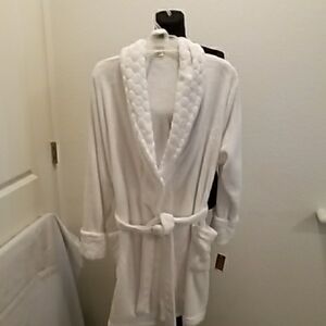 Luxurious White Textured Collar Bathrobe
